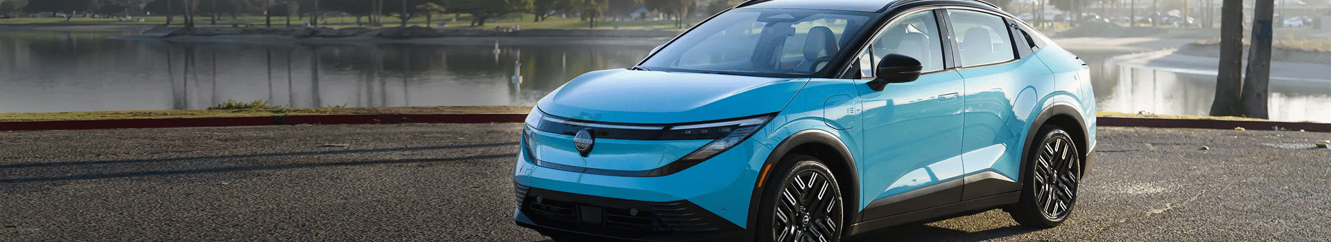 Nissan LEAF bleue vue de trois quarts avant près d’un plan d’eau